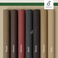 Übereinander gestapelte Bambusteppiche in verschiedenen Farben: Taupe, Mocha, Aurora, Steel, Ebony, Nature und Pure. Farbpalette reicht von dunklen bis zu hellen Naturtönen. Oben rechts befindet sich das DE-Commerce-Logo.