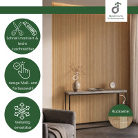 Bambus-Wandbelag in warmer Naturoptik als natürliche und stilvolle Wandgestaltung eines modernen Wohnbereichs mit Sessel, Konsolentisch und dezenter Dekoration. Das Produktbild zeigt die einfache und schnelle Montage sowie die leichte Zuschneidbarkeit, eine große Auswahl an Maßen und Farben und die vielseitigen Einsatzmöglichkeiten. Zusätzlich ist die strukturierte Rückseite des Wandbelags „Gaze“ abgebildet; oben rechts das DE-COmmerce Logo.