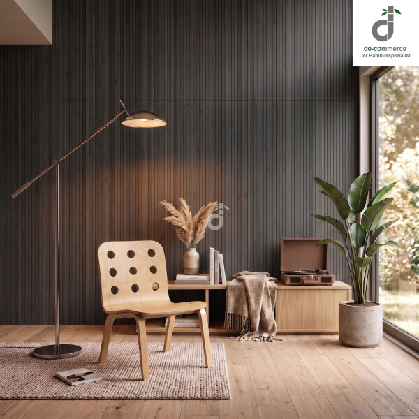 Moderner Bambus-Wandbelag in kühlem Grauton als stilvolle Wandgestaltung im Wohnzimmer, harmonisch kombiniert mit natürlichen Materialien, einem Holzstuhl, einer Stehlampe, einem Sideboard und einer üppigen Zimmerpflanze.
