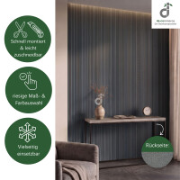 Bambus- Wandbelag in bläulichem Grauton als natürliche und stilvolle Wandgestaltung eines modernen Wohnbereichs mit Sessel, Konsolentisch und dezenter Dekoration. Das Produktbild zeigt die einfache und schnelle Montage sowie die leichte Zuschneidbarkeit, eine große Auswahl an Maßen und Farben und die vielseitigen Einsatzmöglichkeiten. Zusätzlich ist die rutschfeste Rückseite des Wandbelags „Vlies mit Dots“ abgebildet; oben rechts das DE-COmmerce Logo.