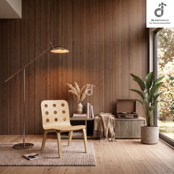 Moderner Bambus-Wandbelag in hellgrau-braun als stilvolle Wandgestaltung im Wohnzimmer, harmonisch kombiniert mit natürlichen Materialien, einem Holzstuhl, einer Stehlampe, einem Sideboard und einer üppigen Zimmerpflanze.