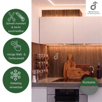 Bambus-Wandbelag in hellgrau-braun als stilvolle Wandgestaltung in einer modernen weißen Küche. Die natürliche Bambusstruktur schafft eine warme und wohnliche Atmosphäre. Das Produktbild zeigt zudem die schnelle und einfache Montage, leichte Zuschneidbarkeit, große Maß- und Farbauswahl, vielseitigen Einsatzmöglichkeiten sowie die rutschfeste Rückseite des Wandbelags „Vlies mit Dots“; oben rechts das DE-COmmerce Logo.