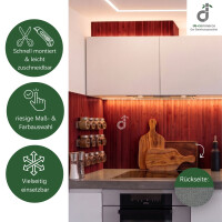 Bambus-Wandbelag in warmem Rontton als stilvolle Wandgestaltung in einer modernen weißen Küche. Die natürliche Bambusstruktur schafft eine warme und wohnliche Atmosphäre. Das Produktbild zeigt zudem die schnelle und einfache Montage, leichte Zuschneidbarkeit, große Maß- und Farbauswahl, vielseitigen Einsatzmöglichkeiten sowie die rutschfeste Rückseite des Wandbelags „Vlies mit Dots“; oben rechts das DE-COmmerce Logo.