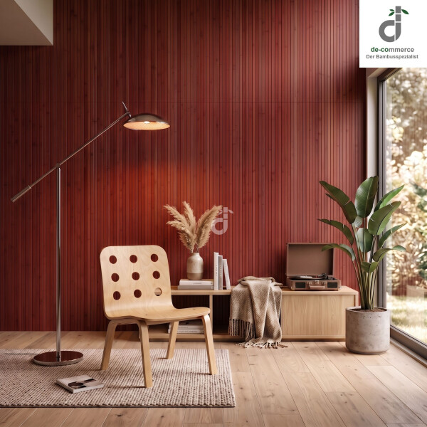 Moderner Bambus-Wandbelag in warmem Rotton als stilvolle Wandgestaltung im Wohnzimmer, harmonisch kombiniert mit natürlichen Materialien, einem Holzstuhl, einer Stehlampe, einem Sideboard und einer üppigen Zimmerpflanze.