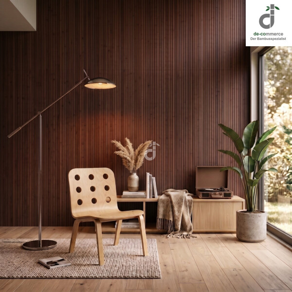 Moderner Bambus-Wandbelag in warmem Kaffeeton als stilvolle Wandgestaltung im Wohnzimmer, harmonisch kombiniert mit natürlichen Materialien, einem Holzstuhl, einer Stehlampe, einem Sideboard und einer üppigen Zimmerpflanze.