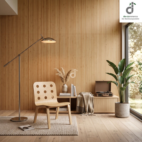 Moderner Bambus-Wandbelag in Naturton als stilvolle Wandgestaltung im Wohnzimmer, harmonisch kombiniert mit natürlichen Materialien, einem Holzstuhl, einer Stehlampe, einem Sideboard und einer üppigen Zimmerpflanze.