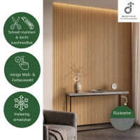 Bambus-Wandbelag in warmer Naturoptik als natürliche und stilvolle Wandgestaltung eines modernen Wohnbereichs mit Sessel, Konsolentisch und dezenter Dekoration. Das Produktbild zeigt die einfache und schnelle Montage sowie die leichte Zuschneidbarkeit, eine große Auswahl an Maßen und Farben und die vielseitigen Einsatzmöglichkeiten. Zusätzlich ist die rutschhemmende Rückseite des Wandbelags „Vlies+Dots“ abgebildet; oben rechts das DE-COmmerce Logo.