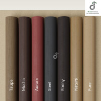Übereinander gestapelte Bambusteppiche in verschiedenen Farben: Taupe, Mocha, Aurora, Steel, Ebony, Nature und Pure. Farbpalette reicht von dunklen bis zu hellen Naturtönen. Oben rechts befindet sich das DE-Commerce-Logo.