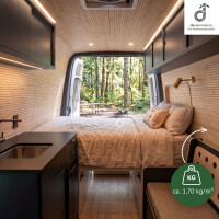 Gemütlicher Campervan mit Bambus-Wand- und Deckenbelag im hellen Bambuston, Doppelbett und kompakter Küche; durch die geöffneten Hecktüren fällt der Blick in einen grünen Wald. Eine Grafik weist auf das geringe Gewicht des Wandbelags von ca. 1,70 kg/m² hin, oben rechts das DE-COmmerce Logo.