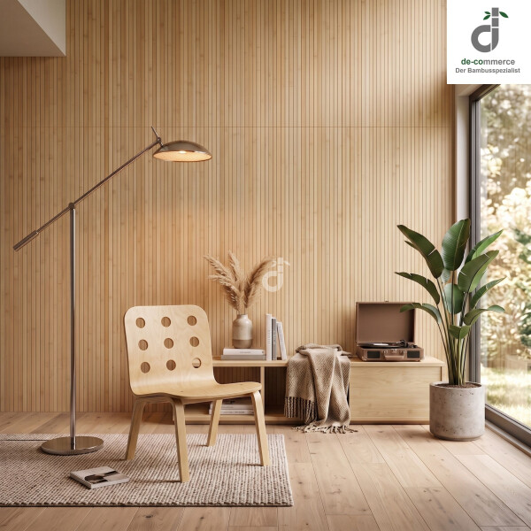 Moderner Bambus-Wandbelag in hellem Bambuston als stilvolle Wandgestaltung im Wohnzimmer, harmonisch kombiniert mit natürlichen Materialien, einem Holzstuhl, einer Stehlampe, einem Sideboard und einer üppigen Zimmerpflanze.