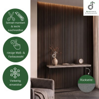 Bambus- Wandbelag in dunklem schwarzbraun als natürliche und stilvolle Wandgestaltung eines modernen Wohnbereichs mit Sessel, Konsolentisch und dezenter Dekoration. Das Produktbild zeigt die einfache und schnelle Montage sowie die leichte Zuschneidbarkeit, eine große Auswahl an Maßen und Farben und die vielseitigen Einsatzmöglichkeiten. Zusätzlich ist die rutschfeste Rückseite des Wandbelags „Vlies mit Dots“ abgebildet; oben rechts das DE-COmmerce Logo.