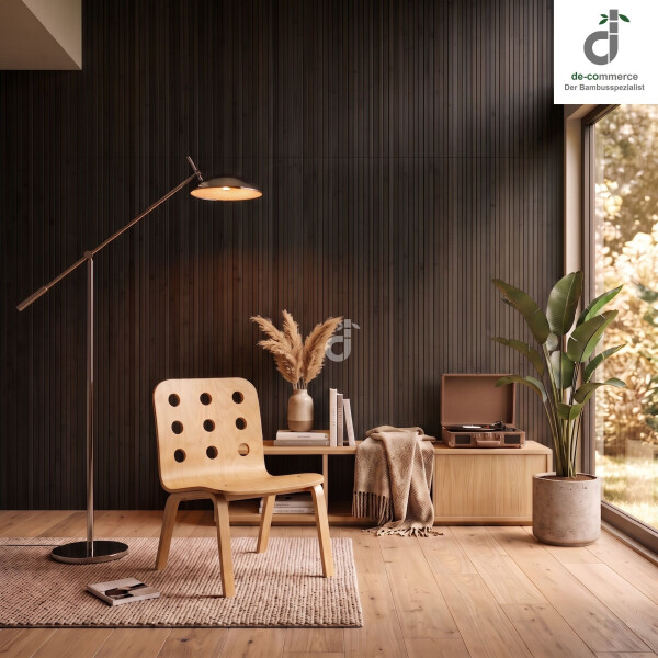 Moderner Bambus-Wandbelag in dunklem Braunton als stilvolle Wandgestaltung im Wohnzimmer, harmonisch kombiniert mit natürlichen Materialien, einem Holzstuhl, einer Stehlampe, einem Sideboard und einer üppigen Zimmerpflanze.