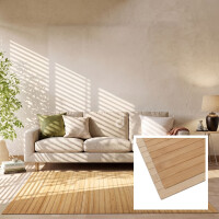 Gemütliches Wohnzimmer mit beigem Sofa, Kissen in Naturtönen und einer Kuscheldecke. Warmes Sonnenlicht, eine grüne Zimmerpflanze und ein heller Bambusteppich schaffen eine harmonische Wohlfühlatmosphäre. Unten rechts sind die Teppiche zusätzlich als Freisteller in verschiedenen Farbvarianten dargestellt.