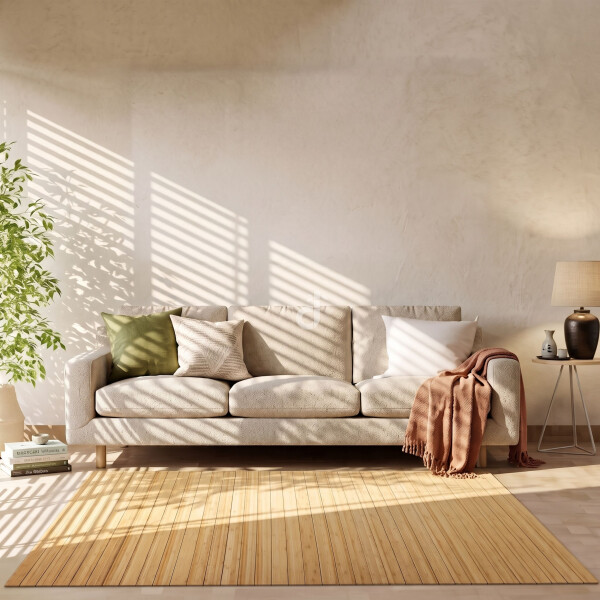 Helles, gemütliches Wohnzimmer mit beigem Sofa, dekorativen Kissen in Naturtönen und einer Kuscheldecke. Ein heller Teppich aus Bambus ergänzt das warme Ambiente, während sanftes Sonnenlicht durch die Jalousien fällt. Eine grüne Zimmerpflanze und ein Beistelltisch mit Tischleuchte runden das harmonische Wohnkonzept ab.
