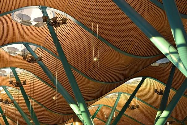 Auf dem Bild sehen Sie die größte Bambusdecke der Welt, Sie sehen die geschwungene Bambusdecke vom Flughafen Adolfo Suárez Madrid-Barajas - dem TOR der WELT.